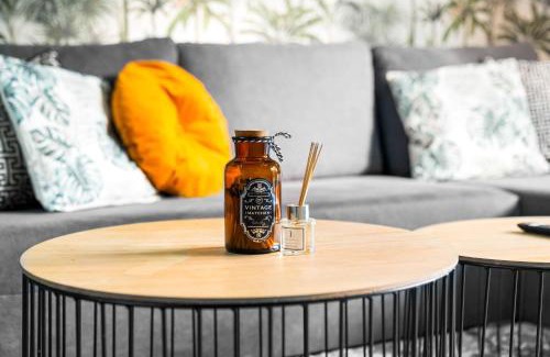 Salford Casa | Manchester 2 Bed House with Garden - Sleeps 9 - Salford - FREE PARKING - 3 Double Beds, 1 Single - FREE NETFLIX & FREE WIFI - 6 min to City Centre, Close to Trafford Centre, Etihad Stadium, Manchester Arena, Clubs & more