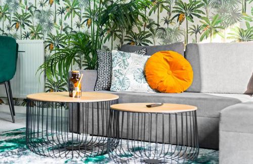 Salford Casa | Manchester 2 Bed House with Garden - Sleeps 9 - Salford - FREE PARKING - 3 Double Beds, 1 Single - FREE NETFLIX & FREE WIFI - 6 min to City Centre, Close to Trafford Centre, Etihad Stadium, Manchester Arena, Clubs & more