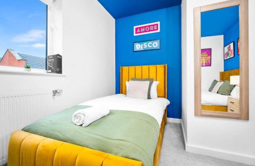 Salford Casa | Manchester 2 Bed House with Garden - Sleeps 9 - Salford - FREE PARKING - 3 Double Beds, 1 Single - FREE NETFLIX & FREE WIFI - 6 min to City Centre, Close to Trafford Centre, Etihad Stadium, Manchester Arena, Clubs & more