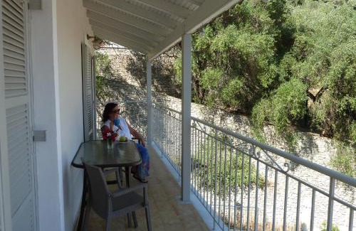 Katavolos Apartamento | Mandraki House Upper, 100m from Kaminaki Beach