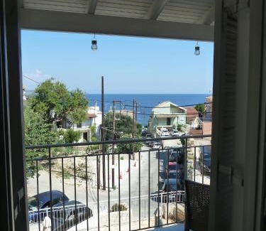 Katavolos Apartamento | Mandraki House Upper, 100m from Kaminaki Beach