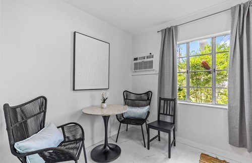 Bay Esplanade Cabaña | MANGO TANGO COTTAGE heated pool 2-minute walk to beach and attractions.