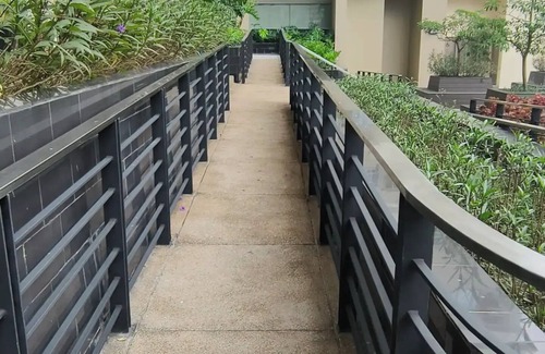 Socorro Apartamento | Manhattan plaza 2 araneta cubao with Balcony karaoke, netflix, washing machine