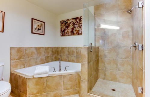 Bridgeton Apartamento | Manifest Upscale Spacious 2BD/2BA Apartment w/ balcony, fireplace