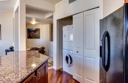 Bridgeton Apartamento | Manifest Upscale Spacious 2BD/2BA Apartment w/ balcony, fireplace