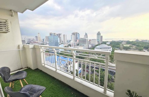 Ermita Apartamento | Manila Sunset View