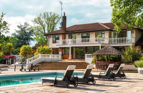 Potters Bar Villa | Manison With Pool and Tennis Court