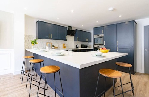 Southsea Apartamento | Manners Six Synth | Victorious Festival | 6 Bedroom Home