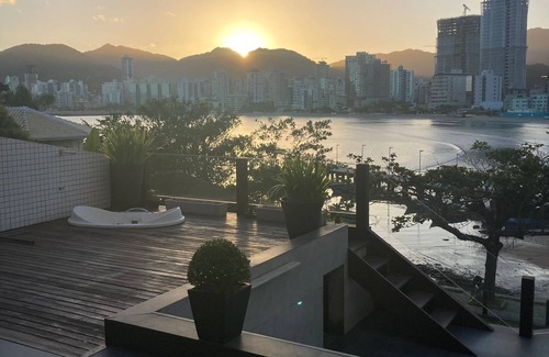 Canto da Praia Casa | Mansão com com Piscina e Incrivel Para o Mar e Cidade de Itapema