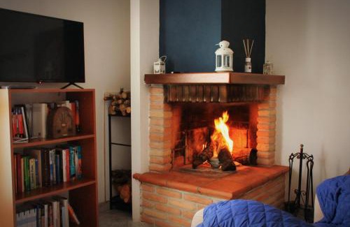 Montefranco Apartamento | Mansarda con camino
