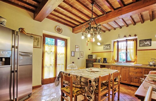 Arezzo Villa | Antigua casa de labranza rodeada de un bosque rodeado de viñedos y olivos.