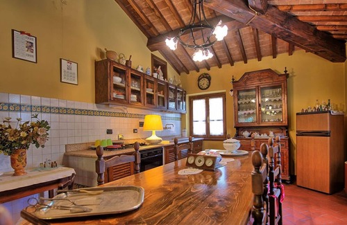 Arezzo Villa | Antigua casa de labranza rodeada de un bosque rodeado de viñedos y olivos.