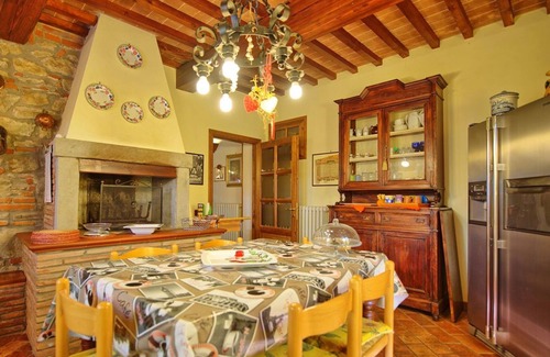 Arezzo Villa | Antigua casa de labranza rodeada de un bosque rodeado de viñedos y olivos.