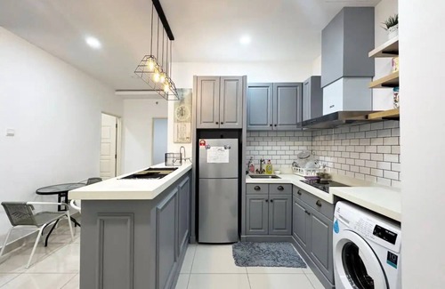 Downtown George Town Condominio | Mansion one Gurney Bay at George Town walk by to Gleneagles
