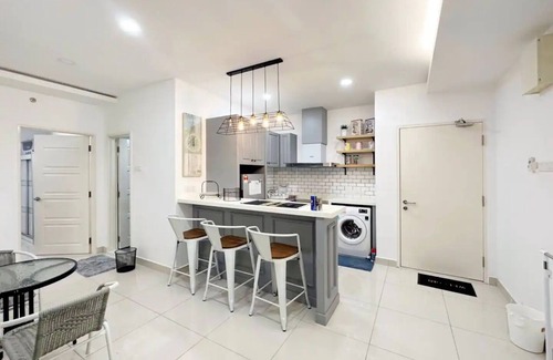 Downtown George Town Condominio | Mansion one Gurney Bay at George Town walk by to Gleneagles