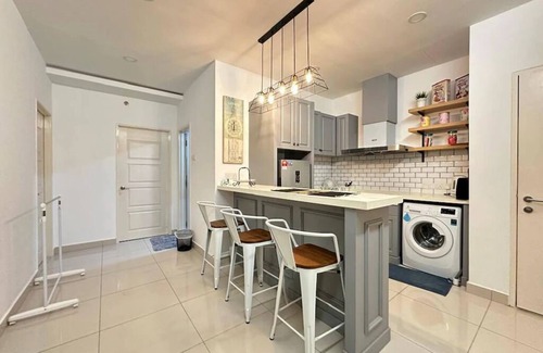 Downtown George Town Condominio | Mansion one Gurney Bay at George Town walk by to Gleneagles