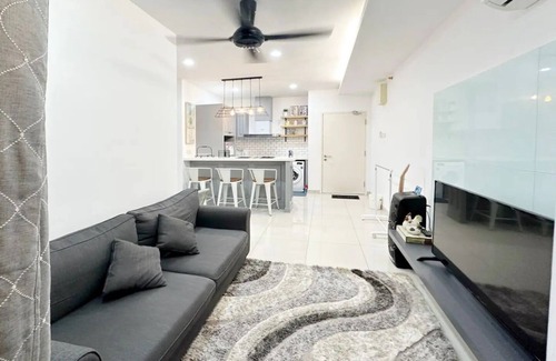 Downtown George Town Condominio | Mansion one Gurney Bay at George Town walk by to Gleneagles