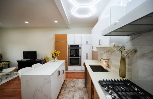 West New York Condominio | Mansion Retreat -15 min to NYC w/ Balcony views