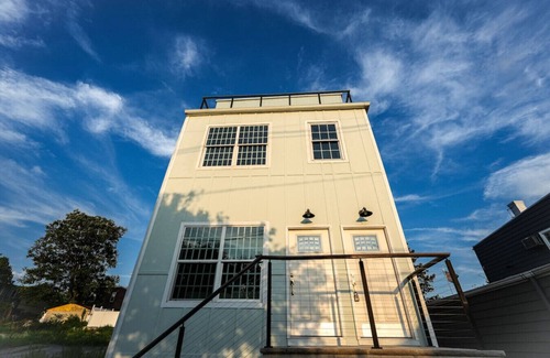 West New York Condominio | Mansion Retreat -15 min to NYC w/ Balcony views