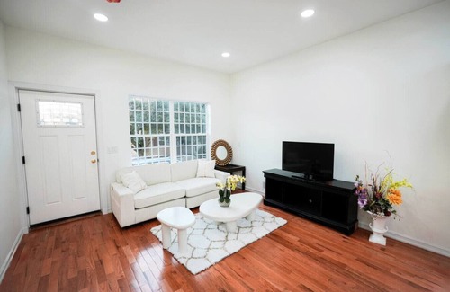 West New York Condominio | Mansion Retreat -15 min to NYC w/ Balcony views