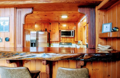 Ponderosa Cabina | MANY beds! Pets OK! Minutes to Trail of 100 Giants, Sequoias, Rivers! WD, WiFi