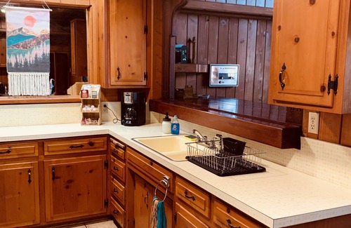 Ponderosa Cabina | MANY beds! Pets OK! Minutes to Trail of 100 Giants, Sequoias, Rivers! WD, WiFi