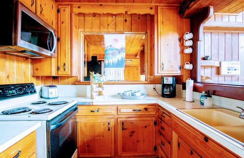 Ponderosa Cabina | MANY beds! Pets OK! Minutes to Trail of 100 Giants, Sequoias, Rivers! WD, WiFi
