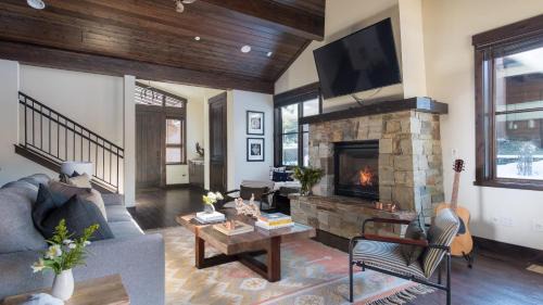Truckee Casa | Maple by AvantStay Modern Mountain Home w Cozy Fire Pit 15 Mins frm Northstar