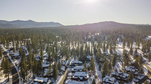 Truckee Casa | Maple by AvantStay Modern Mountain Home w Cozy Fire Pit 15 Mins frm Northstar