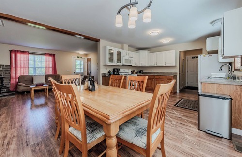 Miller Lake Cabaña | Maple Cottage at Miller Lake: Your Serene Nature Escape