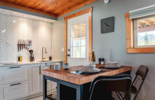 Golden Casa | Maple Ranch Tiny House- Private Hot Tub