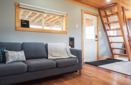 Golden Casa | Maple Ranch Tiny House- Private Hot Tub