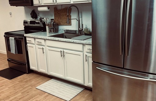Yamhill Apartamento | Maple Street Loft-Cozy 2-bedroom apartment in charming Yamhill with AC, WiFi