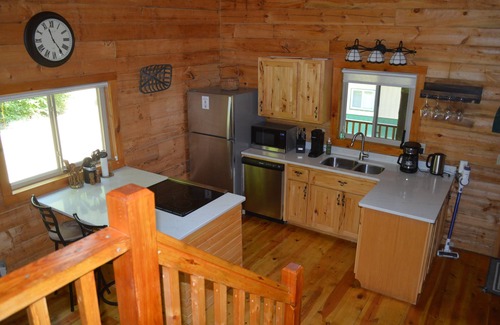 Ferryville Cabina | Maplewood Cabin: Secluded Romance with Private Hot Tub while Star Gazing.