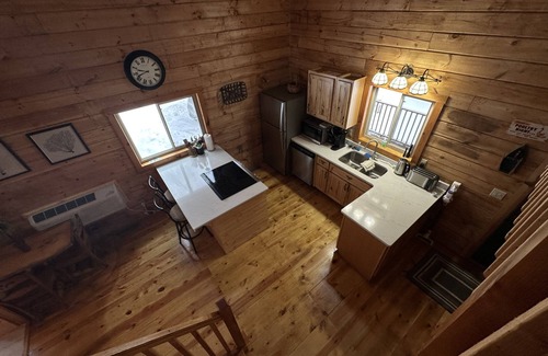 Ferryville Cabina | Maplewood Cabin: Secluded Romance with Private Hot Tub while Star Gazing.