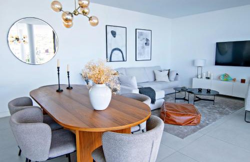 Fuengirola Apartamento | Mara's Apartments Higuerón West - Garden Villa - 246 m2 of Private Terrace & Garden - Like a House