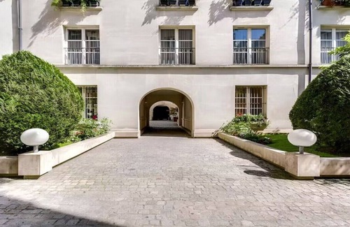 Quartier Sainte-Avoye Apartamento | Marais-a maze of picture perfect narrow streets- 115m2 gem in a dream location