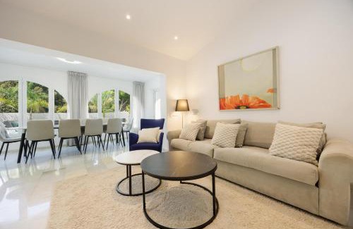 Urbanizacion Costabella Casa | Marbella, Costabella - Beachfront Villa with Heated Pool