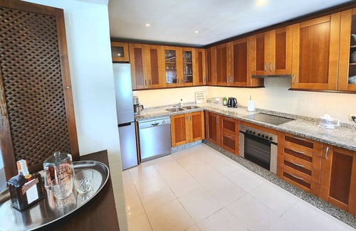 Istan Villa | 'Marbella Hills Istán Lake House' con piscina compartida y Wi-Fi