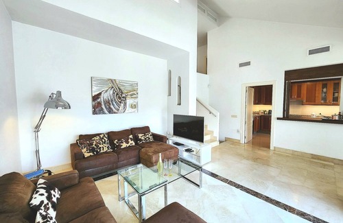 Istan Villa | 'Marbella Hills Istán Lake House' con piscina compartida y Wi-Fi