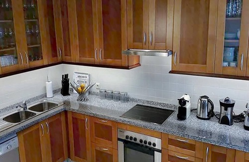 Istan Villa | 'Marbella Hills Istán Lake House' con piscina compartida y Wi-Fi