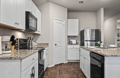 Austin Cabaña | @ Marbella Lane - Amazing 4BR Lakeview Home