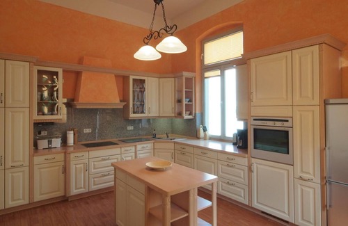 Suedvorstadt Apartamento | Marble, stucco and a "Roman Bath"