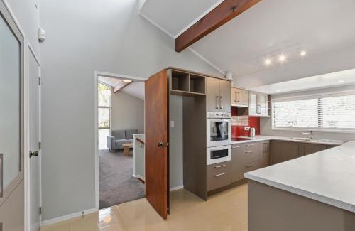 Bucklands Beach Casa | Marendellas Escape - Bucklands Beach Holiday Home