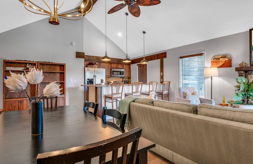 Osage Beach Chalet De Esquí | MARGARITAVILLE RESORT Tan-Tar-A LAKEFRONT 3BD 3bath-NEW SPA kayaks & fireplace!