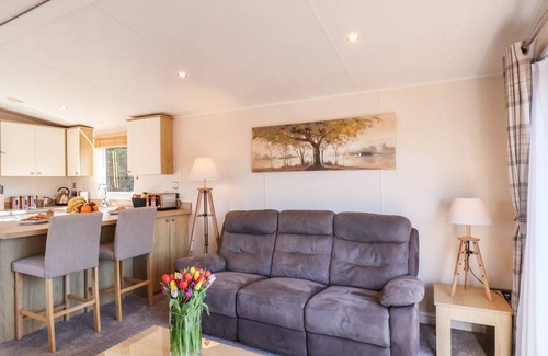 Runswick Bay Cabaña | MARIGOLD LODGE, pet friendly, character holiday cottage in Staithes