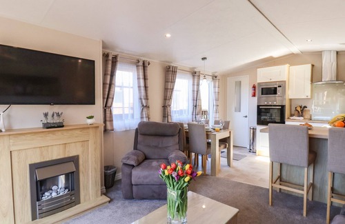 Runswick Bay Cabaña | MARIGOLD LODGE, pet friendly, character holiday cottage in Staithes