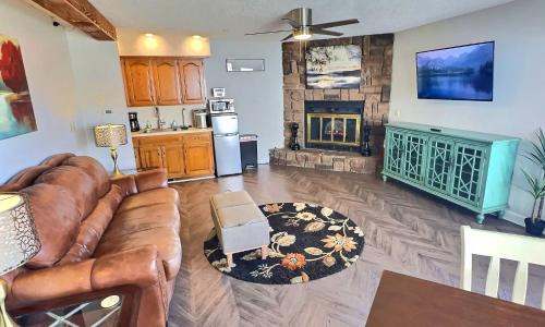 Holiday Island Casa | Marina Access Lake View Golf Swimming Fishing with All Holiday Island Amenities Accessible