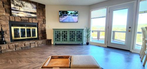 Holiday Island Casa | Marina Access Lake View Golf Swimming Fishing with All Holiday Island Amenities Accessible