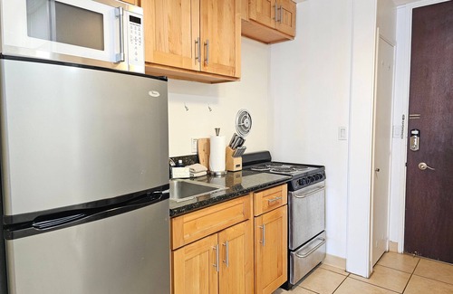 Waikiki Condominio | Marina Hawaii Vacations - ¡La mejor ubicación en Waikiki! Amplio estudio, cocina completa!